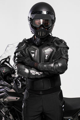 エルゴノミックなデザインと抗衝突型ブラック・バイク・ボディ・ギアにより,ライダーの保護が強化